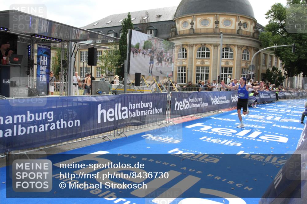 29.06.2025 - hella hamburg halbmarathon Michael Strokosch http://msf.ph/oto/8436730 29.06.2025 10:18:48 Ziel 15495 meine-sportfotos.de