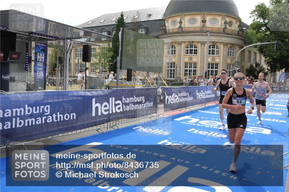 29.06.2025 - hella hamburg halbmarathon Michael Strokosch http://msf.ph/oto/8436735 29.06.2025 10:20:18 Ziel 54, 12678, 14302, 16245 meine-sportfotos.de