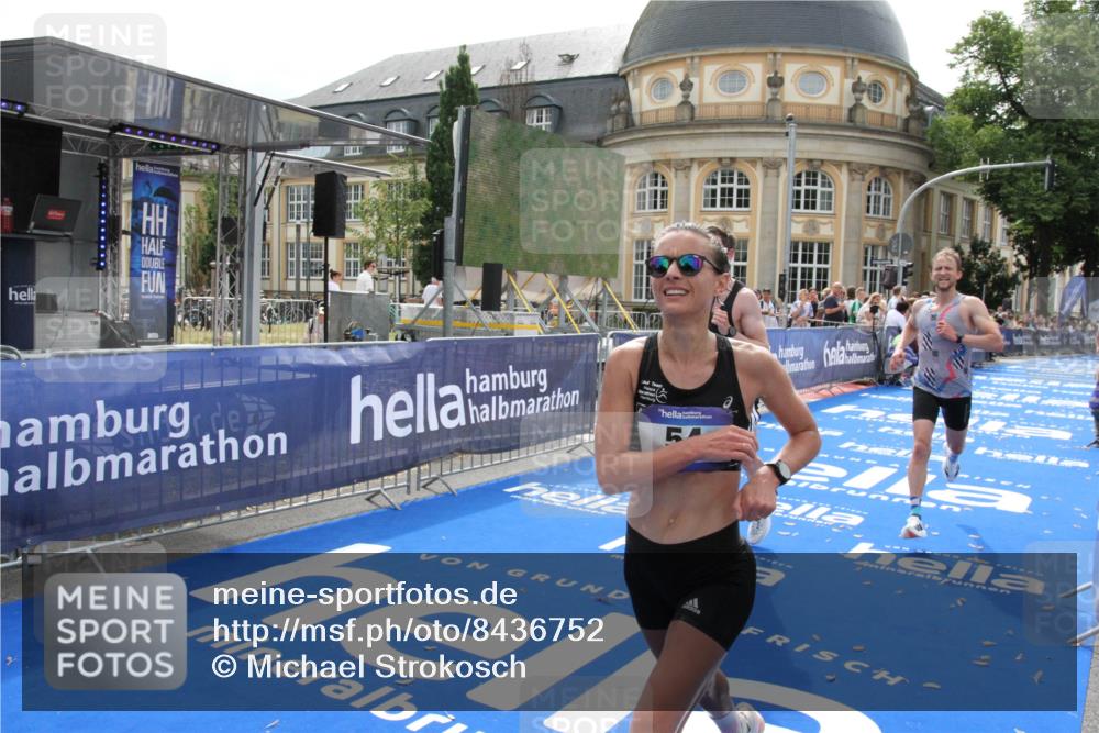 29.06.2025 - hella hamburg halbmarathon Michael Strokosch http://msf.ph/oto/8436752 29.06.2025 10:20:19 Ziel 54, 12678, 14302, 16245 meine-sportfotos.de
