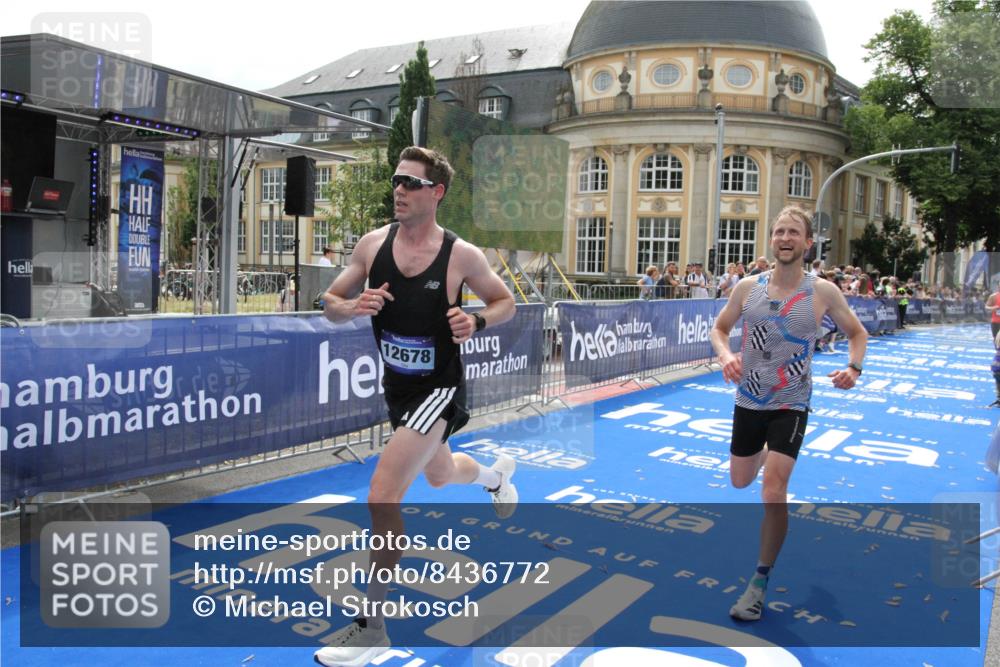 29.06.2025 - hella hamburg halbmarathon Michael Strokosch http://msf.ph/oto/8436772 29.06.2025 10:20:19 Ziel 54, 12678, 14302, 16245 meine-sportfotos.de