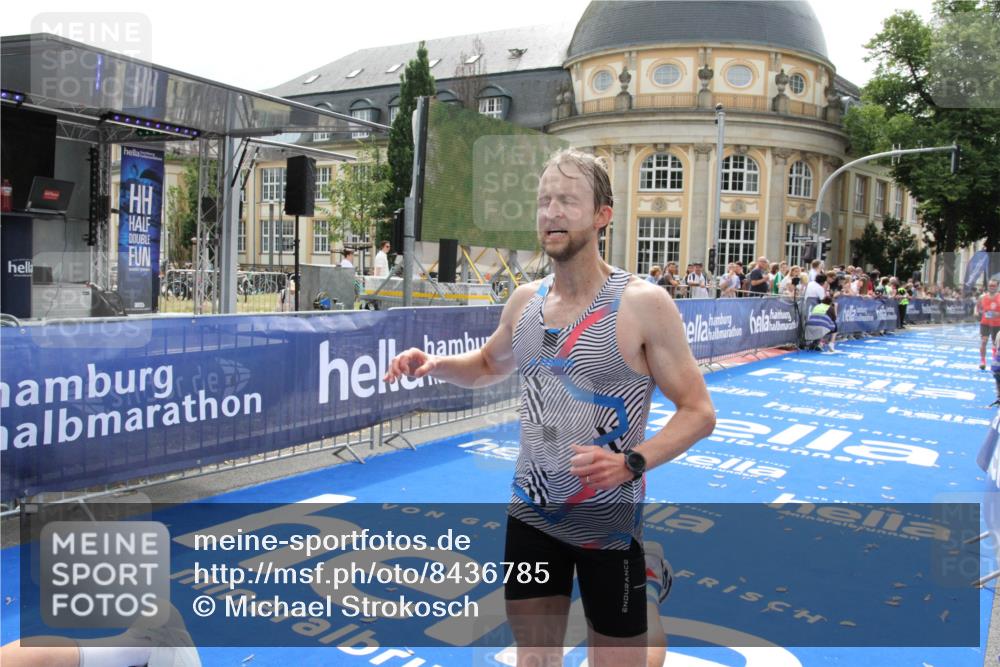 29.06.2025 - hella hamburg halbmarathon Michael Strokosch http://msf.ph/oto/8436785 29.06.2025 10:20:20 Ziel 54, 12678, 14302, 16245 meine-sportfotos.de