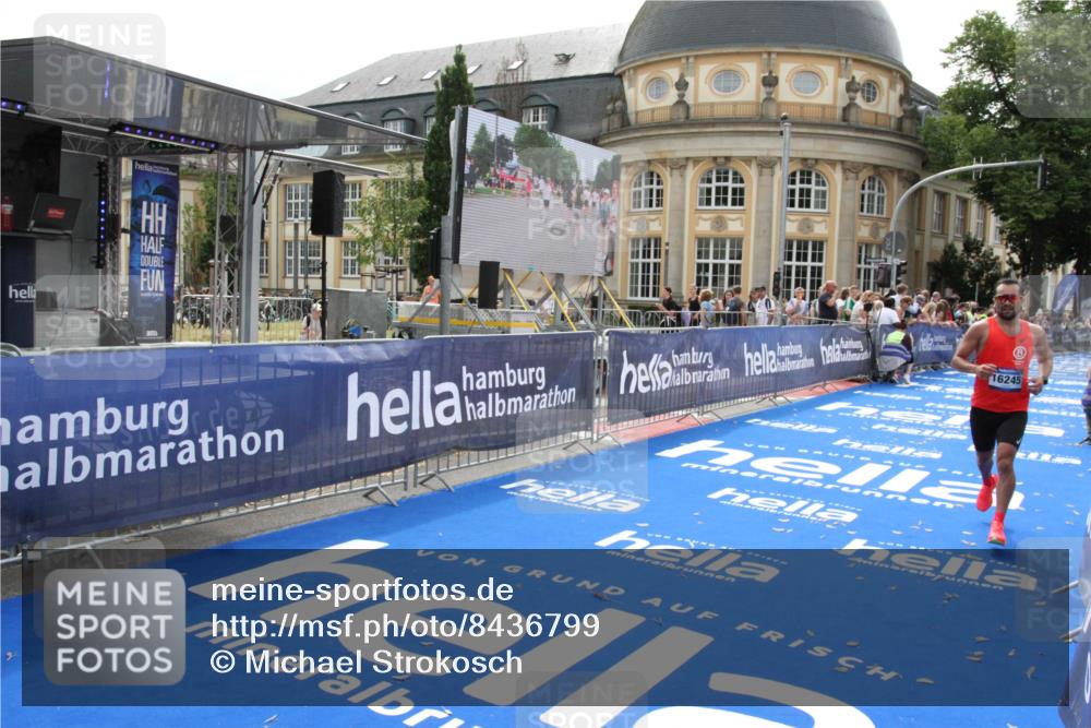 29.06.2025 - hella hamburg halbmarathon Michael Strokosch http://msf.ph/oto/8436799 29.06.2025 10:20:23 Ziel 12373, 16245 meine-sportfotos.de