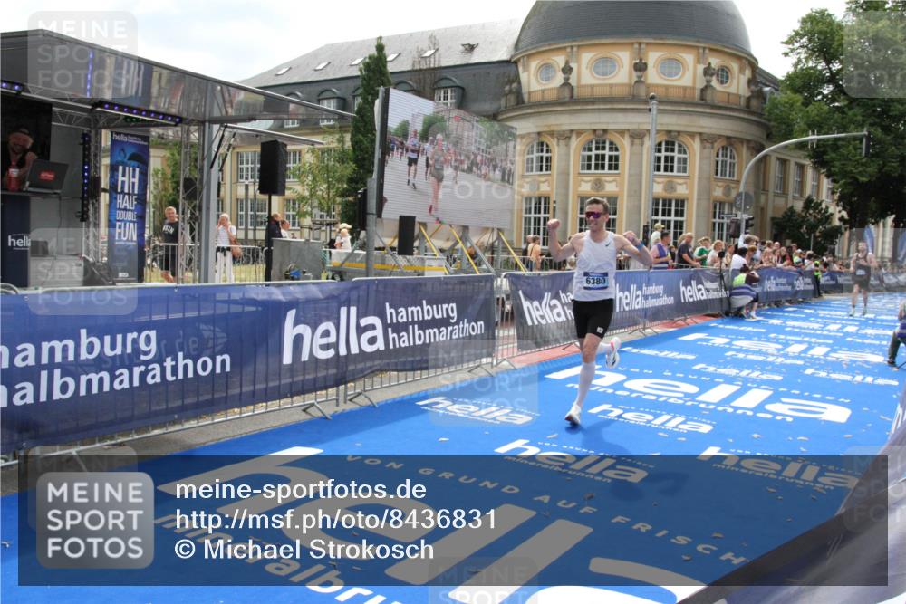 29.06.2025 - hella hamburg halbmarathon Michael Strokosch http://msf.ph/oto/8436831 29.06.2025 10:18:57 Ziel 6380, 11342 meine-sportfotos.de