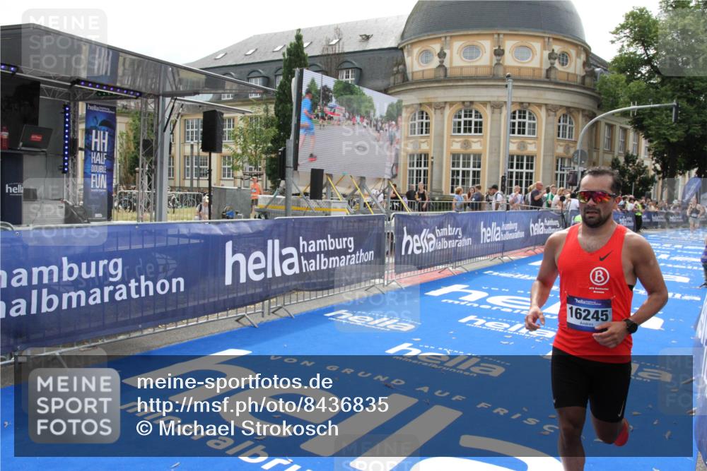 29.06.2025 - hella hamburg halbmarathon Michael Strokosch http://msf.ph/oto/8436835 29.06.2025 10:20:24 Ziel 12373, 16245 meine-sportfotos.de