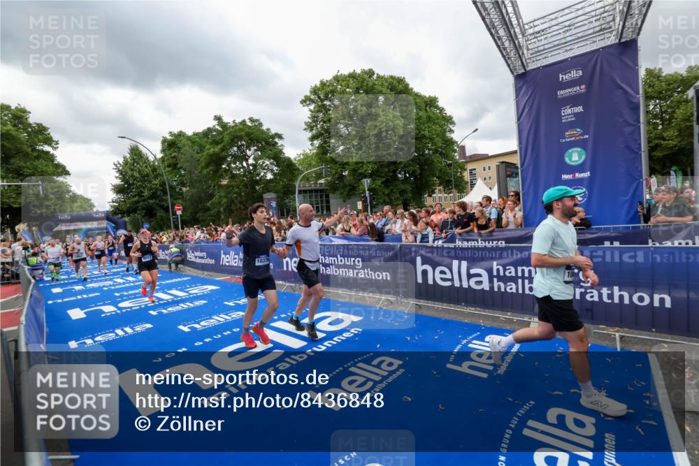 29.06.2025 - hella hamburg halbmarathon Zöllner http://msf.ph/oto/8436848 29.06.2025 10:54:43 Ziel 1125, 1496, 2561, 3310, 7478, 8449, 9012, 10040, 10368, 10376, 12489, 13147, 14239, 15389, 15408, 15584, 17231, 17765, 19000 meine-sportfotos.de