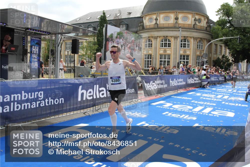 29.06.2025 - hella hamburg halbmarathon Michael Strokosch http://msf.ph/oto/8436851 29.06.2025 10:18:57 Ziel 6380, 11342 meine-sportfotos.de