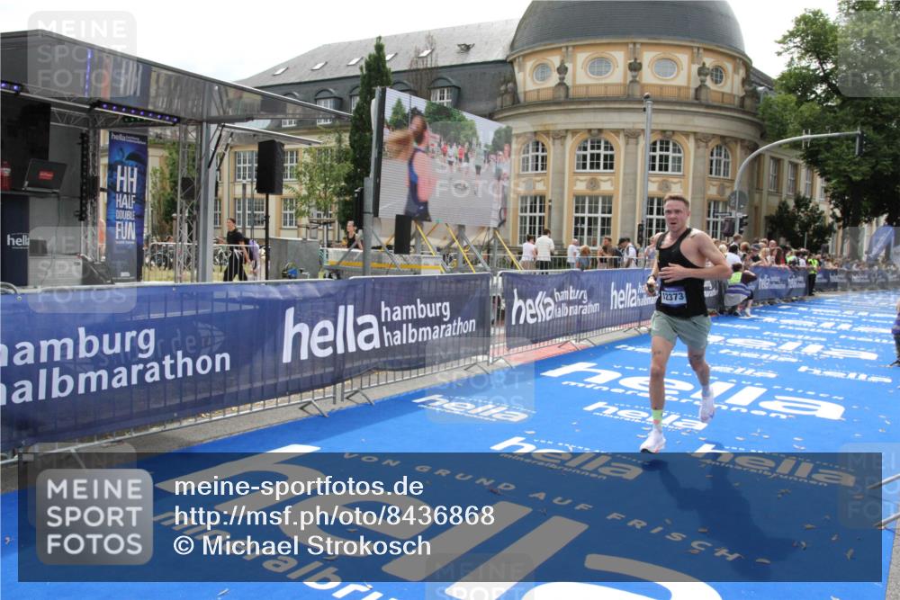 29.06.2025 - hella hamburg halbmarathon Michael Strokosch http://msf.ph/oto/8436868 29.06.2025 10:20:29 Ziel 12373 meine-sportfotos.de