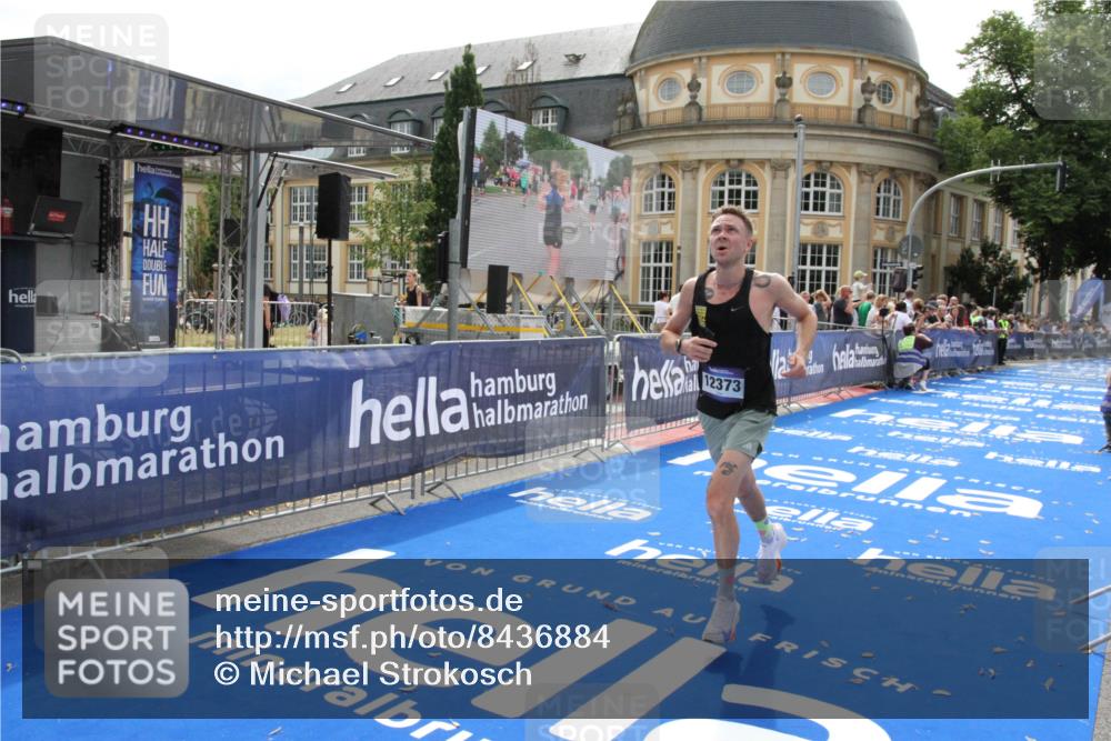 29.06.2025 - hella hamburg halbmarathon Michael Strokosch http://msf.ph/oto/8436884 29.06.2025 10:20:29 Ziel 12373 meine-sportfotos.de