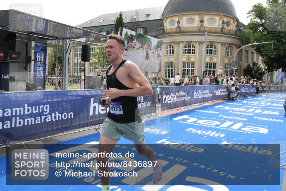 29.06.2025 - hella hamburg halbmarathon Michael Strokosch http://msf.ph/oto/8436897 29.06.2025 10:20:29 Ziel 12373 meine-sportfotos.de