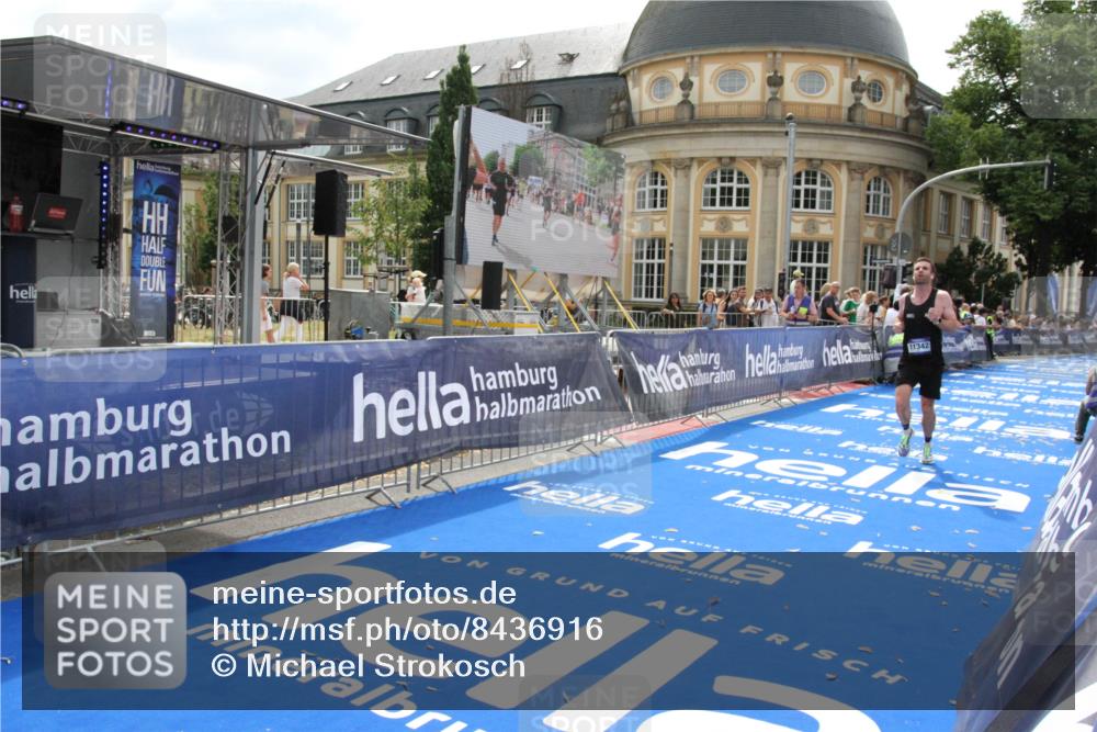 29.06.2025 - hella hamburg halbmarathon Michael Strokosch http://msf.ph/oto/8436916 29.06.2025 10:18:59 Ziel 6380, 11342 meine-sportfotos.de