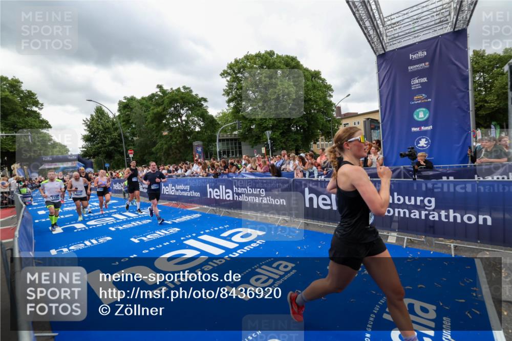 29.06.2025 - hella hamburg halbmarathon Zöllner http://msf.ph/oto/8436920 29.06.2025 10:54:45 Ziel 1125, 1496, 2561, 3310, 6587, 7478, 8449, 9012, 9227, 12186, 12489, 13147, 14239, 15389, 15408, 15584, 17231, 17765, 19000 meine-sportfotos.de