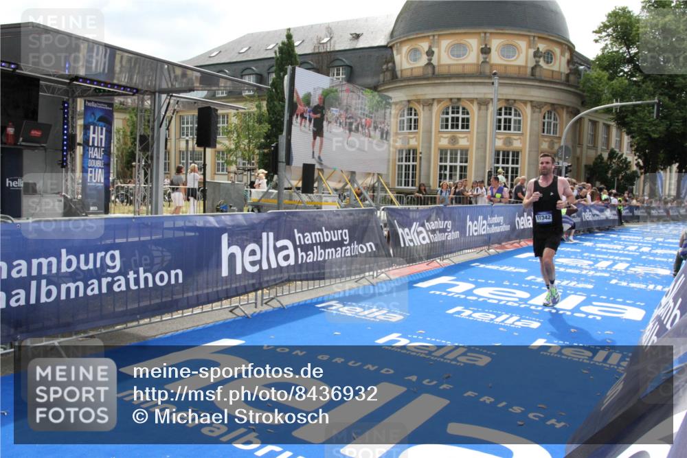 29.06.2025 - hella hamburg halbmarathon Michael Strokosch http://msf.ph/oto/8436932 29.06.2025 10:19:00 Ziel 11342 meine-sportfotos.de