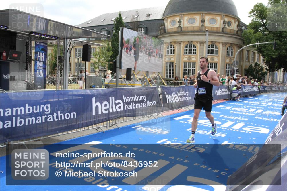 29.06.2025 - hella hamburg halbmarathon Michael Strokosch http://msf.ph/oto/8436952 29.06.2025 10:19:00 Ziel 11342 meine-sportfotos.de