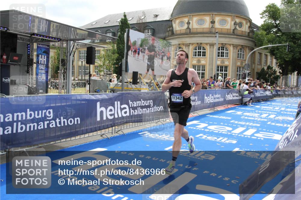 29.06.2025 - hella hamburg halbmarathon Michael Strokosch http://msf.ph/oto/8436966 29.06.2025 10:19:00 Ziel 11342 meine-sportfotos.de