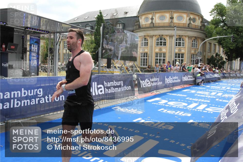 29.06.2025 - hella hamburg halbmarathon Michael Strokosch http://msf.ph/oto/8436995 29.06.2025 10:19:01 Ziel 11342 meine-sportfotos.de
