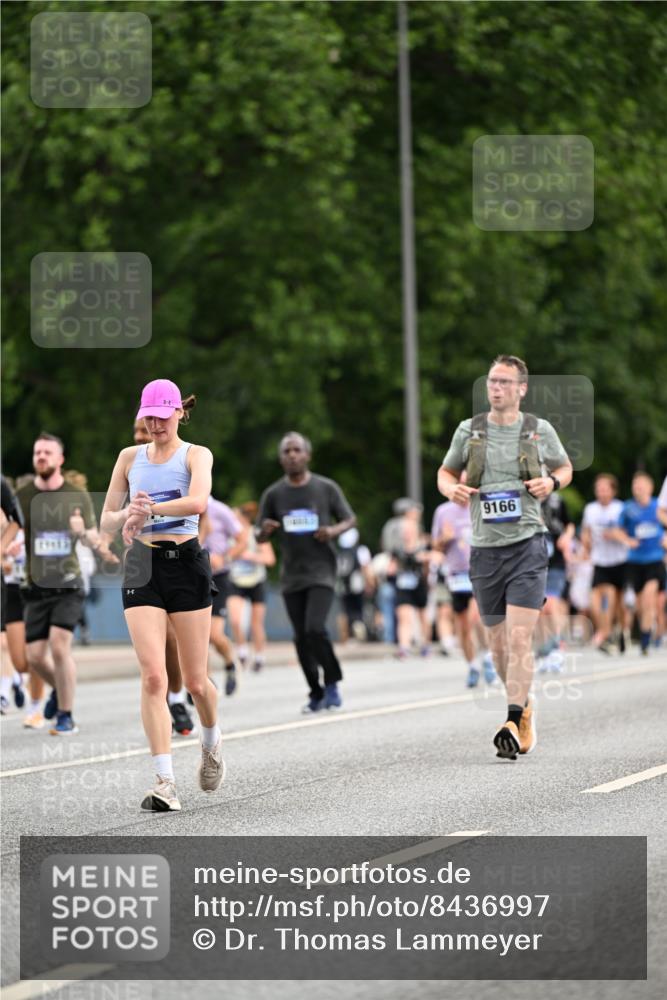 29.06.2025 - hella hamburg halbmarathon Dr. Thomas Lammeyer http://msf.ph/oto/8436997 29.06.2025 10:55:36 Kennedybrücke 1208, 1930, 2202, 2358, 2380, 2859, 3229, 3838, 4652, 4771, 5286, 5289, 5357, 5530, 7012, 7769, 7938, 8410, 8779, 9166, 9167, 9933, 10552, 10636, 11252 meine-sportfotos.de