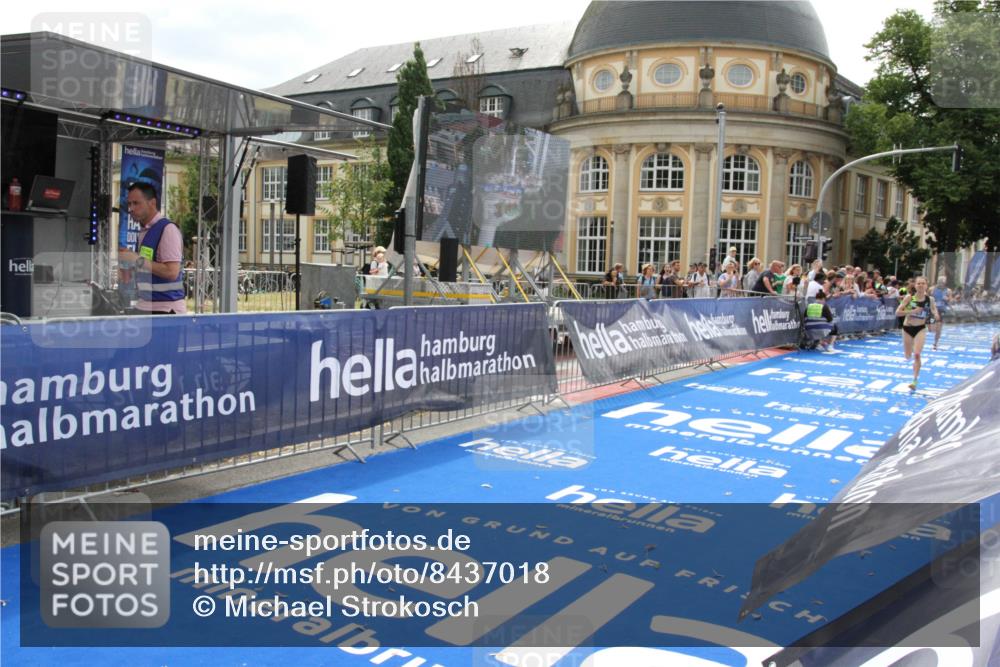 29.06.2025 - hella hamburg halbmarathon Michael Strokosch http://msf.ph/oto/8437018 29.06.2025 10:19:10 Ziel 53, 2144 meine-sportfotos.de