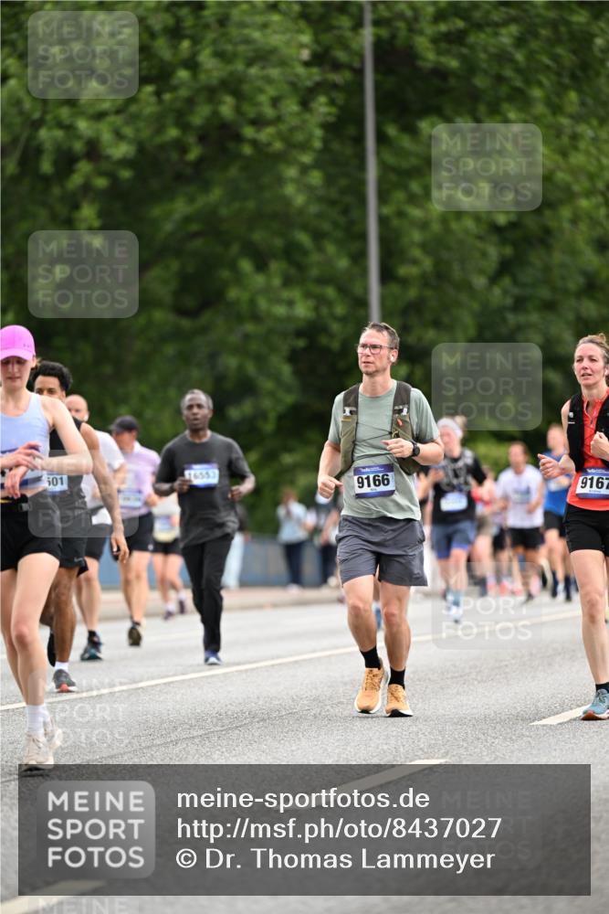 29.06.2025 - hella hamburg halbmarathon Dr. Thomas Lammeyer http://msf.ph/oto/8437027 29.06.2025 10:55:37 Kennedybrücke 1208, 1930, 2202, 2358, 2380, 2859, 3229, 3838, 4652, 4771, 5286, 5289, 5357, 7012, 7769, 7938, 8410, 8779, 9166, 9167, 9933, 10552, 10636, 11252 meine-sportfotos.de