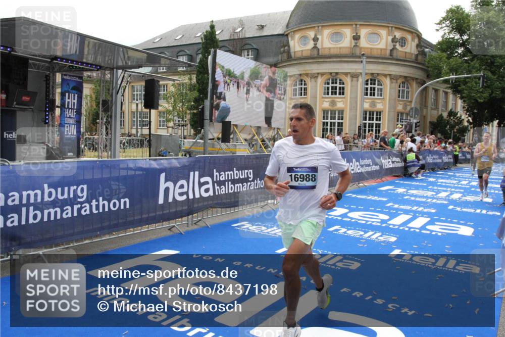 29.06.2025 - hella hamburg halbmarathon Michael Strokosch http://msf.ph/oto/8437198 29.06.2025 10:20:53 Ziel 11210, 14766, 16988, 17402 meine-sportfotos.de