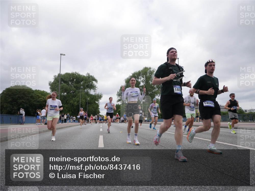 29.06.2025 - hella hamburg halbmarathon Luisa Fischer http://msf.ph/oto/8437416 29.06.2025 10:57:36 Kennedybrücke 1916, 16691, 11769, 185, 1403, 12611, 14065, 16117, 3249, 3364, 4323, 4838, 5309, 6468, 6583, 6987 meine-sportfotos.de