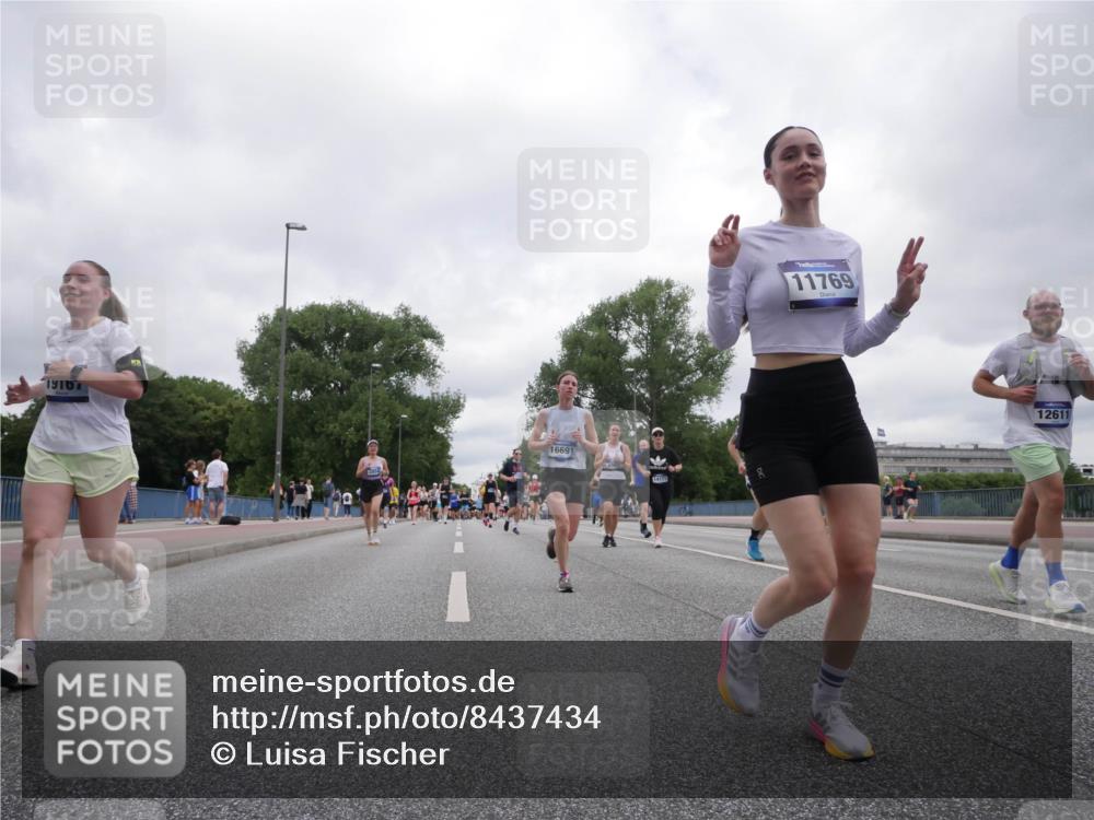 29.06.2025 - hella hamburg halbmarathon Luisa Fischer http://msf.ph/oto/8437434 29.06.2025 10:57:37 Kennedybrücke 1916, 16691, 11769, 12611, 2600, 3249, 3364, 4838, 5309, 6583, 6987 meine-sportfotos.de