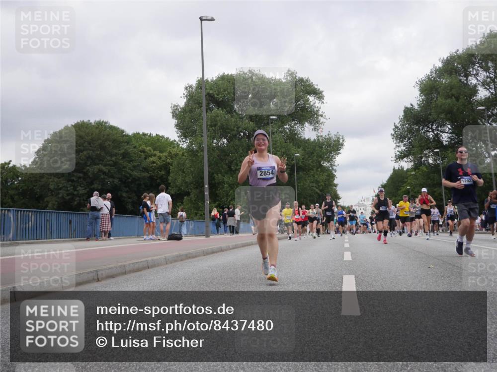 29.06.2025 - hella hamburg halbmarathon Luisa Fischer http://msf.ph/oto/8437480 29.06.2025 10:57:39 Kennedybrücke 2854, 17709, 12923, 2600, 3364, 4720, 5309, 5933, 6583, 6987, 7946, 9130 meine-sportfotos.de