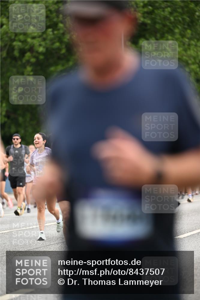 29.06.2025 - hella hamburg halbmarathon Dr. Thomas Lammeyer http://msf.ph/oto/8437507 29.06.2025 10:55:50 Kennedybrücke 1617, 1930, 2202, 2380, 2484, 2485, 2736, 2778, 3038, 3838, 4652, 4771, 5286, 5289, 5357, 5716, 6091, 6945, 7012, 7769, 7825, 7938, 7992, 8200, 8410, 8621, 9166, 9167, 9933, 10521, 10552, 10614, 10636, 10673 meine-sportfotos.de