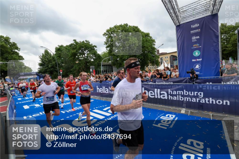 29.06.2025 - hella hamburg halbmarathon Zöllner http://msf.ph/oto/8437694 29.06.2025 10:55:11 Ziel 1549, 1628, 2119, 2448, 2884, 3041, 3791, 3945, 4903, 6355, 8691, 9060, 9361, 9380, 10191, 10192, 11333, 11747, 11976, 12248, 12961, 13297, 14750, 14834, 14948, 16108, 16630, 17803, 17842, 18031, 18966 meine-sportfotos.de
