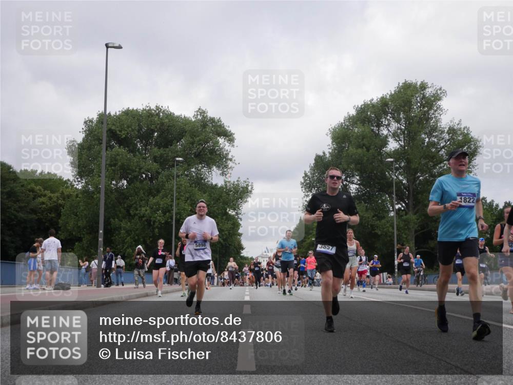 29.06.2025 - hella hamburg halbmarathon Luisa Fischer http://msf.ph/oto/8437806 29.06.2025 10:57:57 Kennedybrücke 5898, 3857, 1779, 1822, 1779, 1822, 3857, 4039, 5185, 5815, 6988, 7874, 9764 meine-sportfotos.de