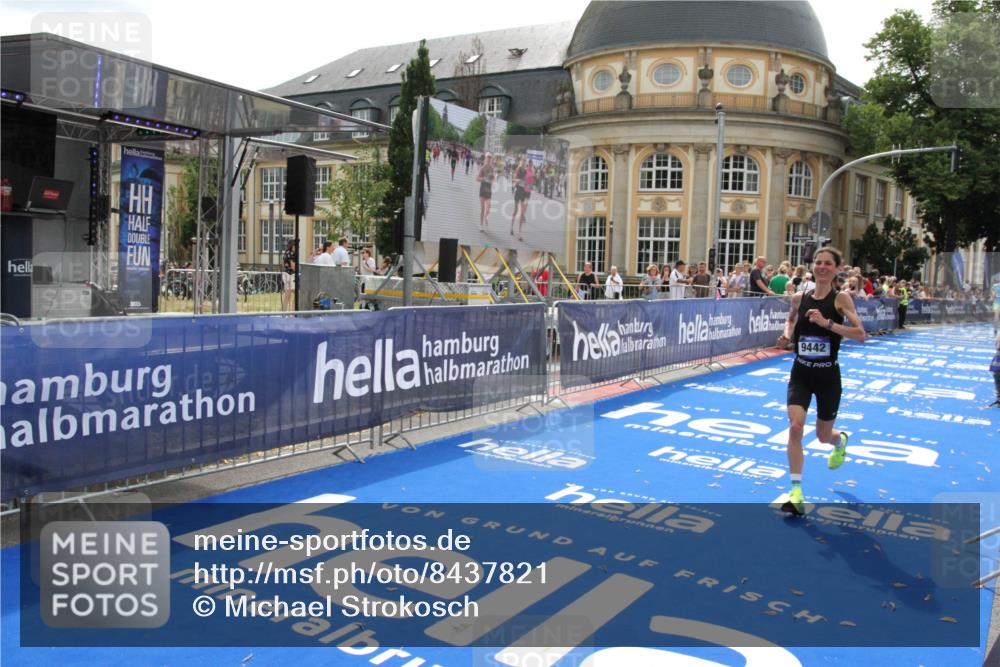 29.06.2025 - hella hamburg halbmarathon Michael Strokosch http://msf.ph/oto/8437821 29.06.2025 10:21:39 Ziel 6559, 9442, 11965, 17856 meine-sportfotos.de