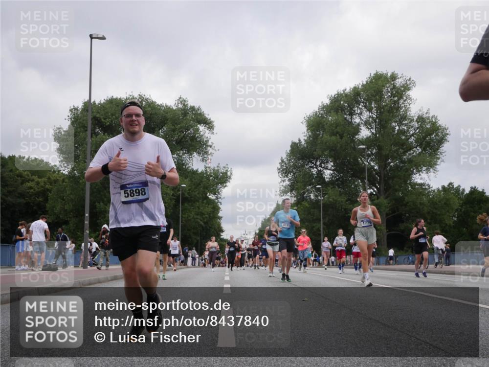 29.06.2025 - hella hamburg halbmarathon Luisa Fischer http://msf.ph/oto/8437840 29.06.2025 10:57:59 Kennedybrücke 5898, 5185, 1779, 13257, 1779, 1822, 3857, 5185, 5815, 6279, 6988, 7874, 9764 meine-sportfotos.de