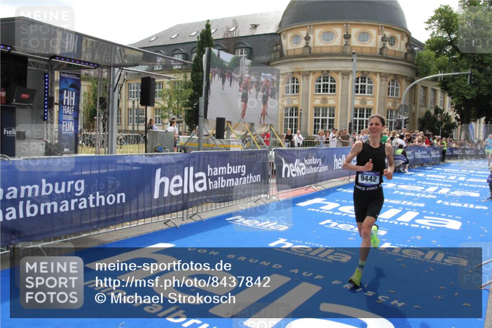 29.06.2025 - hella hamburg halbmarathon Michael Strokosch http://msf.ph/oto/8437842 29.06.2025 10:21:39 Ziel 6559, 9442, 11965, 17856 meine-sportfotos.de