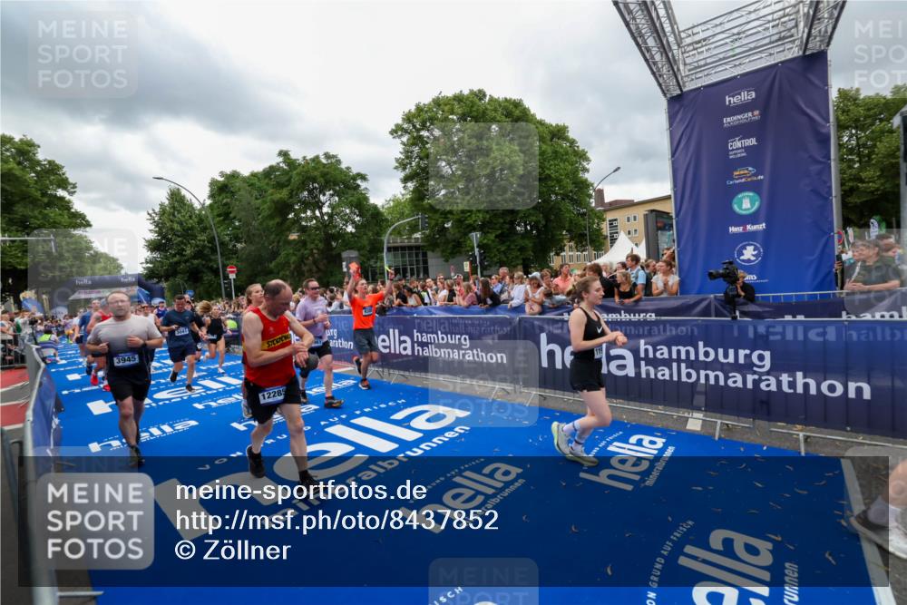 29.06.2025 - hella hamburg halbmarathon Zöllner http://msf.ph/oto/8437852 29.06.2025 10:55:14 Ziel 1549, 1628, 2119, 2448, 3041, 3945, 4903, 6355, 6891, 8973, 9361, 9380, 10188, 10191, 10192, 10582, 11747, 11976, 12248, 12961, 14834, 15854, 16108, 16521, 16630, 18031, 18966 meine-sportfotos.de