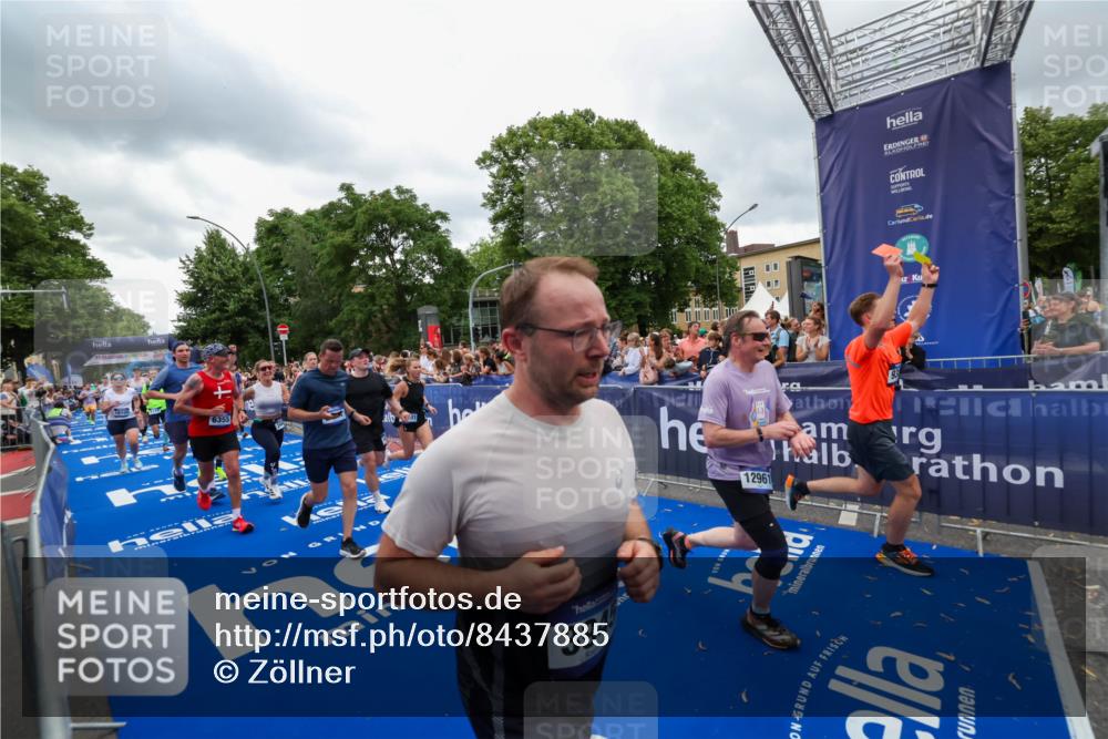 29.06.2025 - hella hamburg halbmarathon Zöllner http://msf.ph/oto/8437885 29.06.2025 10:55:15 Ziel 1549, 1628, 2119, 2448, 3041, 3945, 4903, 6355, 6891, 8973, 9361, 9380, 10188, 10191, 10192, 10582, 11747, 12248, 12961, 14834, 15854, 16108, 16521, 16630, 18031, 18966 meine-sportfotos.de