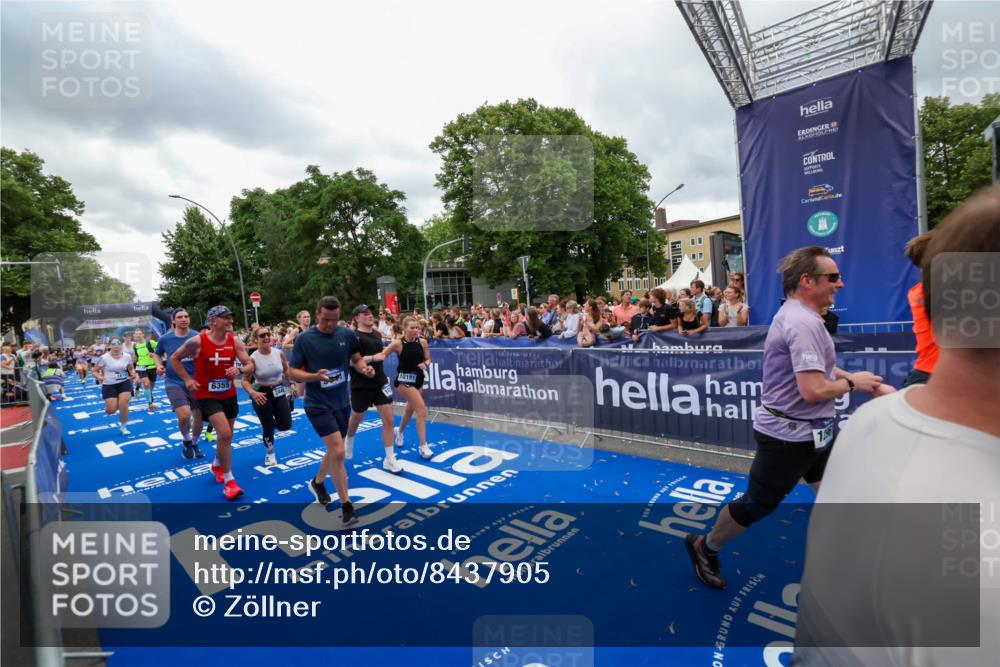 29.06.2025 - hella hamburg halbmarathon Zöllner http://msf.ph/oto/8437905 29.06.2025 10:55:15 Ziel 1549, 1628, 2119, 2448, 3041, 3945, 4903, 6355, 6891, 8973, 9361, 9380, 10188, 10191, 10192, 10582, 11747, 12248, 12961, 14834, 15854, 16108, 16521, 16630, 18031, 18966 meine-sportfotos.de