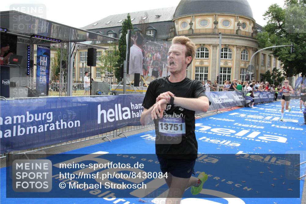 29.06.2025 - hella hamburg halbmarathon Michael Strokosch http://msf.ph/oto/8438084 29.06.2025 10:22:06 Ziel 13751, 16068, 17886 meine-sportfotos.de