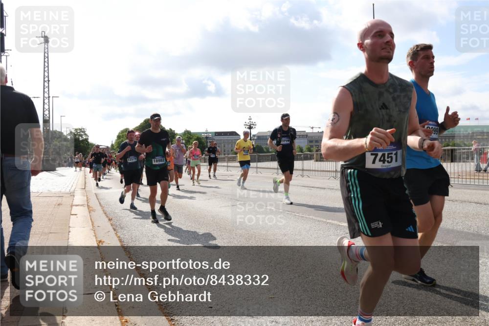 29.06.2025 - hella hamburg halbmarathon Lena Gebhardt http://msf.ph/oto/8438332 29.06.2025 09:52:40 Lombardsbrücke 12579, 18982, 3714, 7451, 999, 1070, 1139, 1163, 1169, 1176, 1220, 1415, 1468, 1512, 1613, 1631, 1782, 2189, 2233, 2788, 3098, 3109, 3124, 3305, 3618, 3852, 3917, 4080, 4277, 4497, 4565, 4691, 4871, 4915, 4933, 4981, 5007, 5011, 5476, 5477, 5682, 6373, 6550, 6711, 6716, 7067, 7191, 7325, 7432, 7451, 7599, 7843, 7865, 7961, 8467, 8852, 9348, 9444, 10493, 10741, 10796, 11062, 11495, 11679, 11779, 12046, 12772, 13403, 13614, 13728, 14257 meine-sportfotos.de
