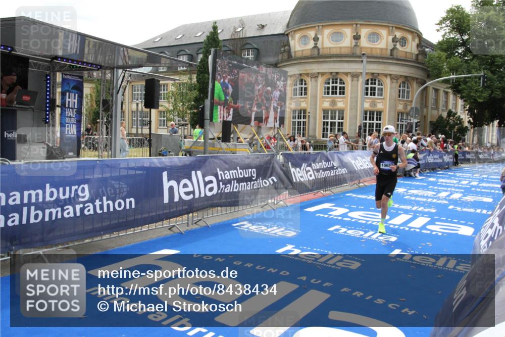 29.06.2025 - hella hamburg halbmarathon Michael Strokosch http://msf.ph/oto/8438434 29.06.2025 10:22:18 Ziel 10650 meine-sportfotos.de