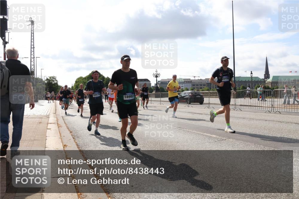 29.06.2025 - hella hamburg halbmarathon Lena Gebhardt http://msf.ph/oto/8438443 29.06.2025 09:52:40 Lombardsbrücke 12579, 18982, 4, 3714, 1070, 1139, 1163, 1169, 1176, 1220, 1415, 1468, 1512, 1613, 1631, 1782, 2189, 2233, 2788, 3098, 3109, 3124, 3305, 3618, 3852, 3917, 4080, 4277, 4497, 4565, 4691, 4871, 4915, 4933, 4981, 5007, 5011, 5476, 5477, 5682, 6373, 6550, 6711, 6716, 7067, 7191, 7325, 7432, 7451, 7599, 7843, 7865, 7961, 8467, 8852, 9348, 9444, 10493, 10741, 10796, 11062, 11495, 11679, 11779, 12046, 12772, 13403, 13614, 13728, 14257 meine-sportfotos.de