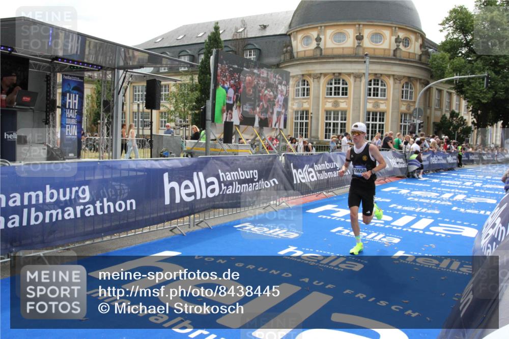 29.06.2025 - hella hamburg halbmarathon Michael Strokosch http://msf.ph/oto/8438445 29.06.2025 10:22:19 Ziel 10650 meine-sportfotos.de