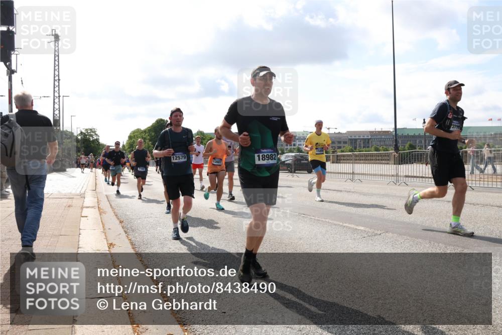 29.06.2025 - hella hamburg halbmarathon Lena Gebhardt http://msf.ph/oto/8438490 29.06.2025 09:52:41 Lombardsbrücke 7191, 12579, 13687, 18982, 1070, 1139, 1163, 1169, 1176, 1220, 1415, 1468, 1512, 1613, 1631, 1782, 2189, 2233, 2788, 3021, 3098, 3109, 3124, 3305, 3618, 3852, 3917, 4080, 4277, 4497, 4565, 4691, 4871, 4915, 4933, 4981, 5007, 5011, 5476, 5477, 5682, 6550, 6716, 7005, 7067, 7191, 7325, 7432, 7451, 7599, 7843, 7865, 7961, 8467, 8852, 9348, 9444, 10493, 10741, 10796, 11062, 11495, 11679, 11779, 12046, 12772, 13403, 13614, 13728, 14257 meine-sportfotos.de