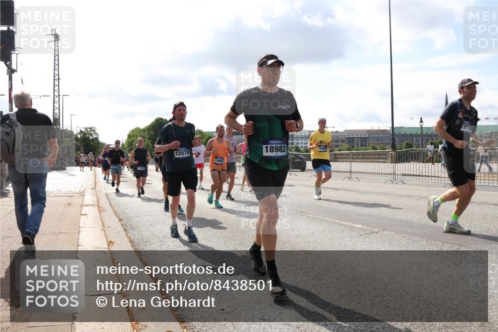 29.06.2025 - hella hamburg halbmarathon Lena Gebhardt http://msf.ph/oto/8438501 29.06.2025 09:52:41 Lombardsbrücke 7191, 12579, 13687, 18982, 371, 1070, 1139, 1163, 1169, 1176, 1220, 1415, 1468, 1512, 1613, 1631, 1782, 2189, 2233, 2788, 3021, 3098, 3109, 3124, 3305, 3618, 3852, 3917, 4080, 4277, 4497, 4565, 4691, 4871, 4915, 4933, 4981, 5007, 5011, 5476, 5477, 5682, 6550, 6716, 7005, 7067, 7191, 7325, 7432, 7451, 7599, 7843, 7865, 7961, 8467, 8852, 9348, 9444, 10493, 10741, 10796, 11062, 11495, 11679, 11779, 12046, 12772, 13403, 13614, 13728, 14257 meine-sportfotos.de