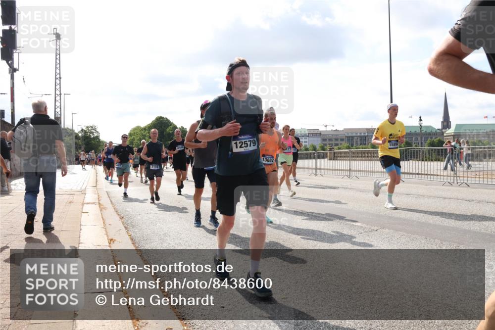 29.06.2025 - hella hamburg halbmarathon Lena Gebhardt http://msf.ph/oto/8438600 29.06.2025 09:52:41 Lombardsbrücke 7191, 12579, 13687, 15894, 1070, 1139, 1163, 1169, 1176, 1220, 1415, 1468, 1512, 1613, 1631, 1782, 2189, 2233, 2788, 3021, 3098, 3109, 3124, 3305, 3618, 3852, 3917, 4080, 4277, 4497, 4565, 4691, 4871, 4915, 4933, 4981, 5007, 5011, 5476, 5477, 5682, 6550, 6716, 7005, 7067, 7191, 7325, 7432, 7451, 7599, 7843, 7865, 7961, 8467, 8852, 9348, 9444, 10493, 10741, 10796, 11062, 11495, 11679, 11779, 12046, 12772, 13403, 13614, 13728, 14257 meine-sportfotos.de
