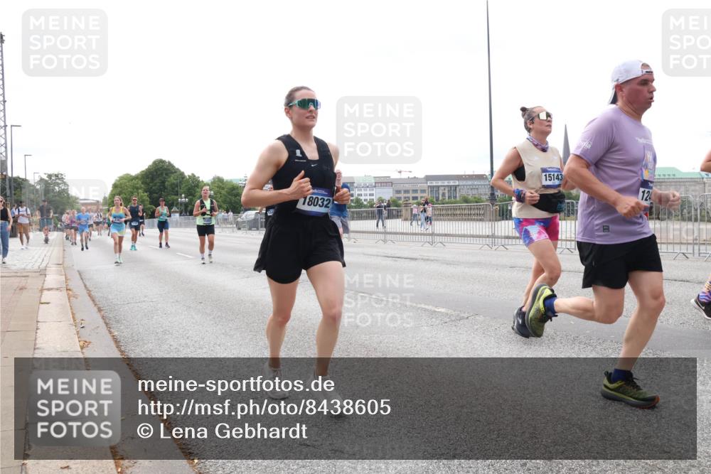 29.06.2025 - hella hamburg halbmarathon Lena Gebhardt http://msf.ph/oto/8438605 29.06.2025 10:29:03 Lombardsbrücke 18032, 15143, 124, 1230, 1518, 1557, 1869, 2688, 3717, 4161, 4362, 4373, 4700, 4834, 4982, 5167, 5249, 5250, 6102, 6345, 7169, 7449, 8048, 8560, 9642, 9716, 10068, 10198, 10641, 10808, 11803, 11989, 12099, 12404, 12442, 12958, 13090, 14205, 15143, 15256, 15452, 15453, 15952, 15955, 16125, 16643, 16673, 18414 meine-sportfotos.de