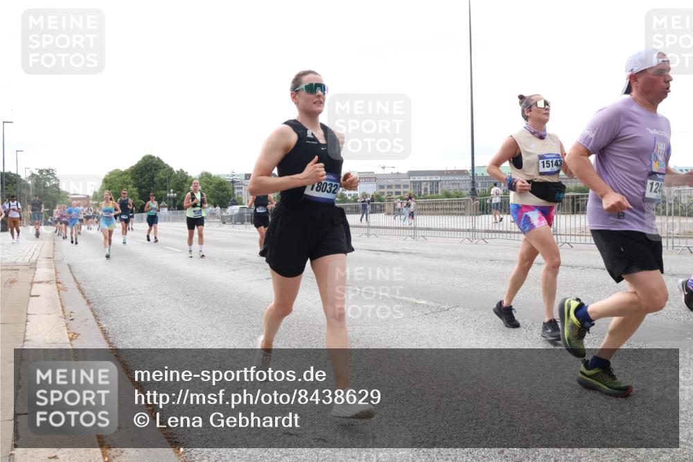 29.06.2025 - hella hamburg halbmarathon Lena Gebhardt http://msf.ph/oto/8438629 29.06.2025 10:29:03 Lombardsbrücke 18032, 15143, 124, 1230, 1518, 1557, 1869, 2688, 3717, 4161, 4362, 4373, 4700, 4834, 4982, 5167, 5249, 5250, 6102, 6345, 7169, 7449, 8048, 8560, 9642, 9716, 10068, 10198, 10641, 10808, 11803, 11989, 12099, 12404, 12442, 12958, 13090, 14205, 15143, 15256, 15452, 15453, 15952, 15955, 16125, 16643, 16673, 18414 meine-sportfotos.de