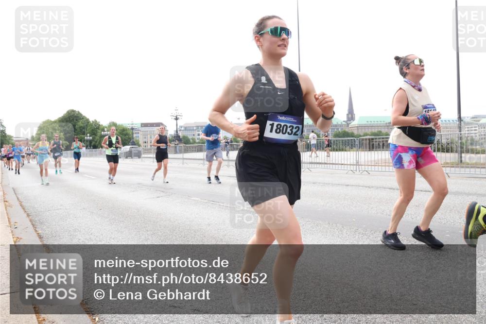 29.06.2025 - hella hamburg halbmarathon Lena Gebhardt http://msf.ph/oto/8438652 29.06.2025 10:29:04 Lombardsbrücke 18032, 154, 1230, 1518, 1557, 1869, 2688, 3179, 3717, 4161, 4362, 4373, 4700, 4834, 4982, 5167, 5249, 5250, 6102, 6345, 7169, 7449, 8048, 8560, 8812, 9642, 9716, 10068, 10198, 10641, 10808, 11792, 11803, 11989, 12099, 12404, 12442, 12958, 13090, 14205, 15143, 15256, 15452, 15453, 15952, 15955, 16643, 16673, 16676, 18414 meine-sportfotos.de