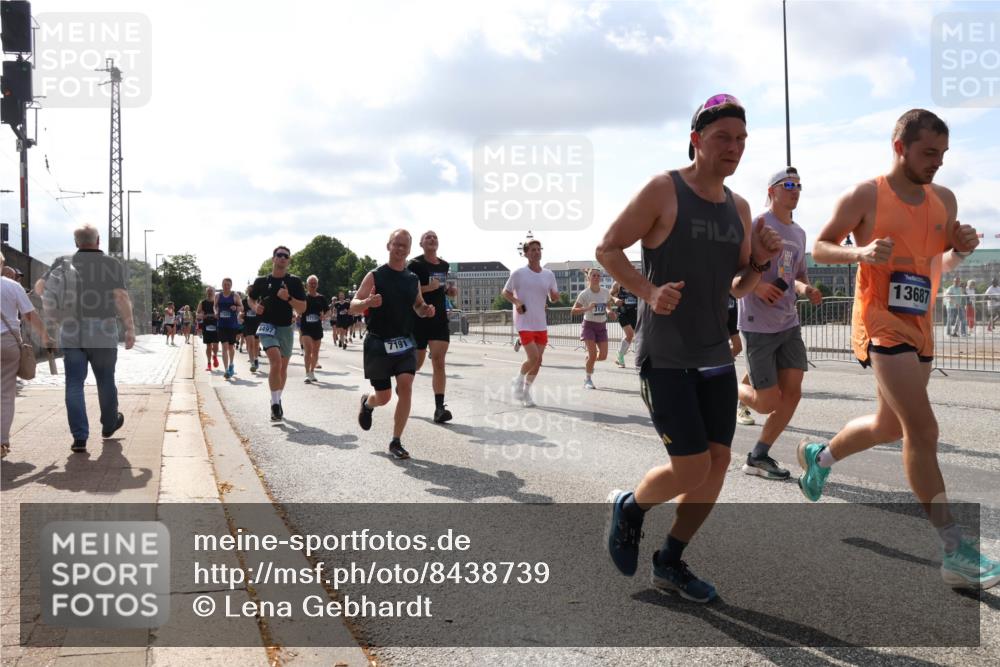 29.06.2025 - hella hamburg halbmarathon Lena Gebhardt http://msf.ph/oto/8438739 29.06.2025 09:52:42 Lombardsbrücke 4497, 7191, 13687, 1070, 1139, 1163, 1169, 1176, 1220, 1415, 1468, 1512, 1613, 1782, 2189, 2233, 2788, 3021, 3098, 3109, 3124, 3305, 3618, 3852, 3917, 4080, 4277, 4497, 4565, 4691, 4871, 4915, 4933, 4981, 5007, 5011, 5476, 5477, 5682, 6550, 6716, 7005, 7067, 7093, 7191, 7325, 7432, 7451, 7599, 7843, 7865, 7961, 8467, 8852, 9348, 9444, 10493, 10741, 10796, 11062, 11495, 11679, 11779, 12046, 12772, 13403, 13614, 13728, 14257 meine-sportfotos.de