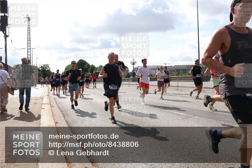 29.06.2025 - hella hamburg halbmarathon Lena Gebhardt http://msf.ph/oto/8438806 29.06.2025 09:52:43 Lombardsbrücke 497, 7191, 1070, 1139, 1163, 1169, 1176, 1220, 1415, 1468, 1512, 1613, 1782, 2189, 2213, 2233, 2788, 2970, 3021, 3098, 3109, 3124, 3305, 3618, 3852, 3917, 3928, 4080, 4277, 4497, 4565, 4691, 4871, 4915, 4933, 4981, 5007, 5011, 5476, 5477, 5682, 6550, 6716, 7005, 7067, 7093, 7191, 7325, 7432, 7451, 7599, 7843, 7865, 7961, 8467, 8852, 9348, 9444, 10493, 10741, 10796, 11062, 11495, 11679, 11779, 12046, 12772, 13403, 13614, 13728, 14257 meine-sportfotos.de
