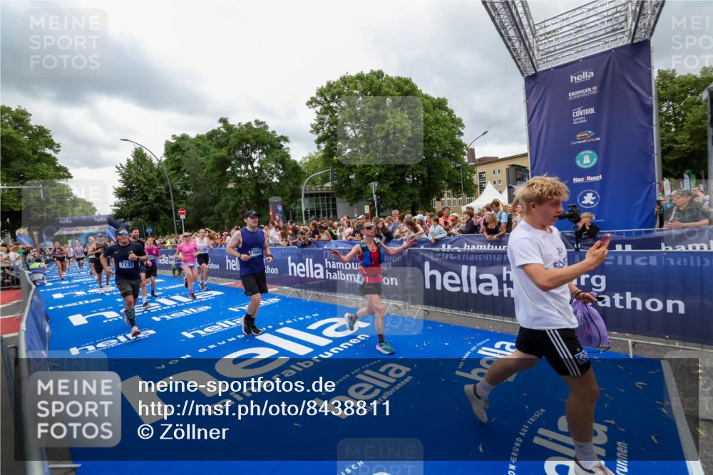 29.06.2025 - hella hamburg halbmarathon Zöllner http://msf.ph/oto/8438811 29.06.2025 10:55:31 Ziel 1130, 2252, 2771, 4951, 5287, 5319, 6591, 6938, 12584, 13234, 13267, 14036, 14592, 16213, 16334, 16609, 17603, 17940 meine-sportfotos.de