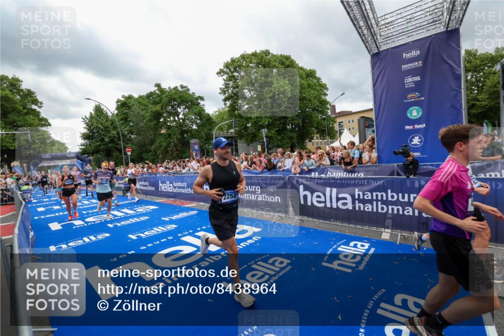 29.06.2025 - hella hamburg halbmarathon Zöllner http://msf.ph/oto/8438964 29.06.2025 10:55:34 Ziel 2252, 2771, 4951, 5319, 6591, 8573, 11554, 11568, 12196, 12544, 12584, 13234, 13267, 14036, 14592, 16110, 16213, 16334, 16609, 17615 meine-sportfotos.de